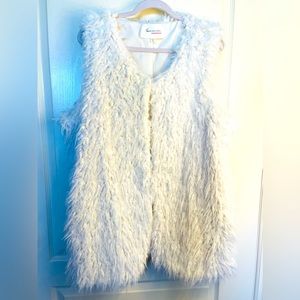 𝅺TWO by Vince Camuto white/Ivory Faux Fur vest size 2x